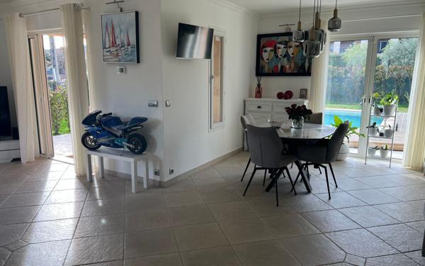 Maison à vendre    4 pièces •  Carros