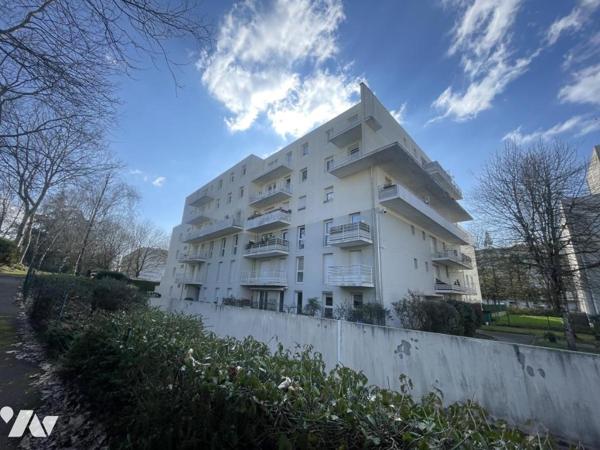 A vendre REZE - Appartement avec grande terrasse, balcon, parking et box 
