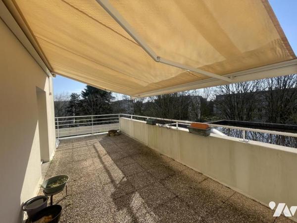 A vendre REZE - Appartement avec grande terrasse, balcon, parking et box 