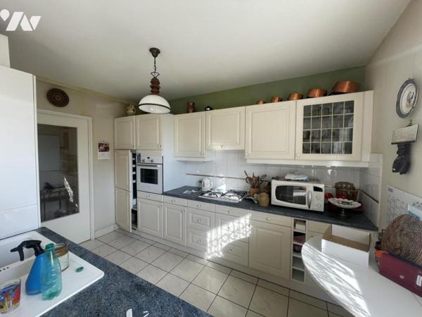 A vendre REZE - Appartement avec grande terrasse, balcon, parking et box 