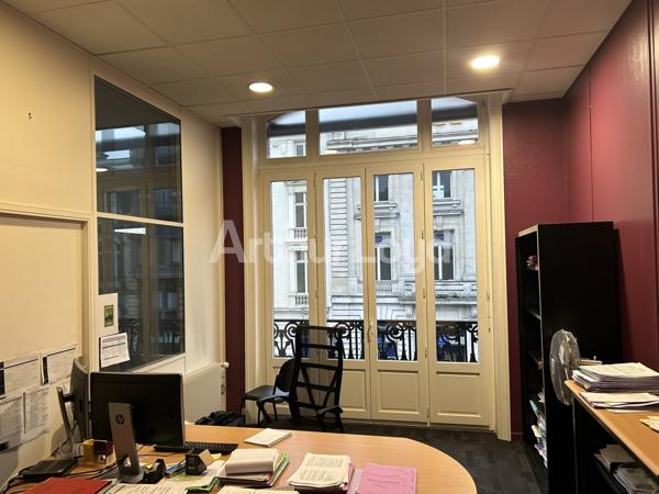 À vendre : Bureaux spacieux et lumineux au coeur d'un quartier dynamique de Roubaix - Accessibilité optimale et forte attractivité
