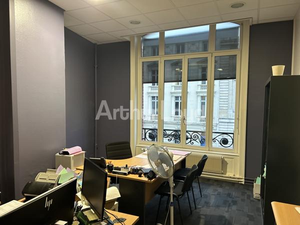 À vendre : Bureaux spacieux et lumineux au coeur d'un quartier dynamique de Roubaix - Accessibilité optimale et forte attractivité