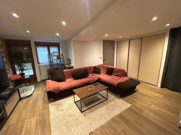 sonnaz maison mitoyenne 4 pièces 92 m2 env,+ combles de 50 m2 a finir d'aménager, cour avec parking.