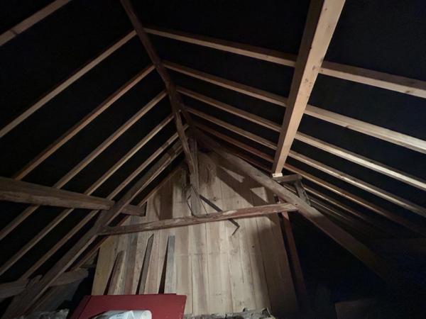 sonnaz maison mitoyenne 4 pièces 92 m2 env,+ combles de 50 m2 a finir d'aménager, cour avec parking.