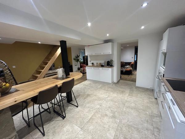 sonnaz maison mitoyenne 4 pièces 92 m2 env,+ combles de 50 m2 a finir d'aménager, cour avec parking.