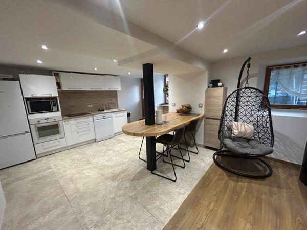 sonnaz maison mitoyenne 4 pièces 92 m2 env,+ combles de 50 m2 a finir d'aménager, cour avec parking.