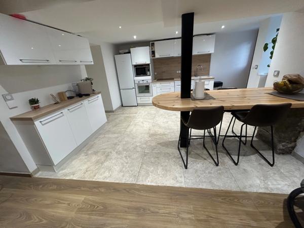 sonnaz maison mitoyenne 4 pièces 92 m2 env,+ combles de 50 m2 a finir d'aménager, cour avec parking.