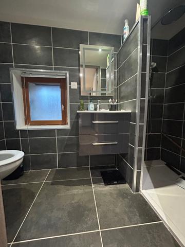 sonnaz maison mitoyenne 4 pièces 92 m2 env,+ combles de 50 m2 a finir d'aménager, cour avec parking.