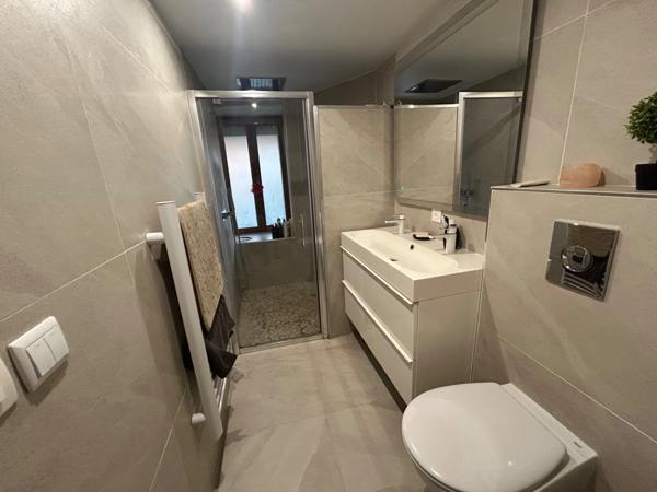 sonnaz maison mitoyenne 4 pièces 92 m2 env,+ combles de 50 m2 a finir d'aménager, cour avec parking.