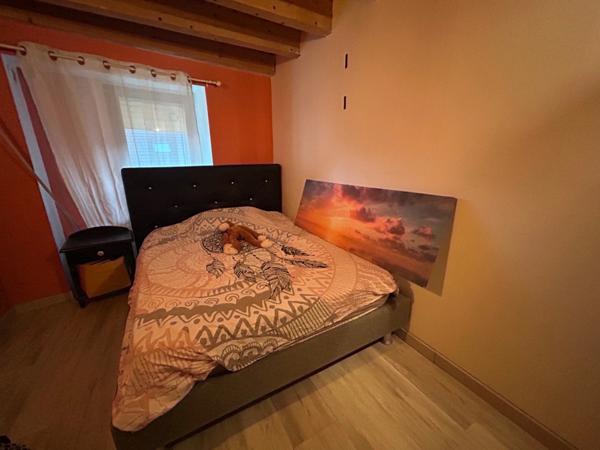 sonnaz maison mitoyenne 4 pièces 92 m2 env,+ combles de 50 m2 a finir d'aménager, cour avec parking.