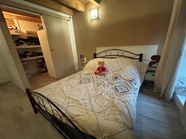 sonnaz maison mitoyenne 4 pièces 92 m2 env,+ combles de 50 m2 a finir d'aménager, cour avec parking.