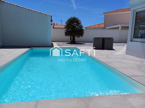 À deux pas des commerces : maison lumineuse   piscine