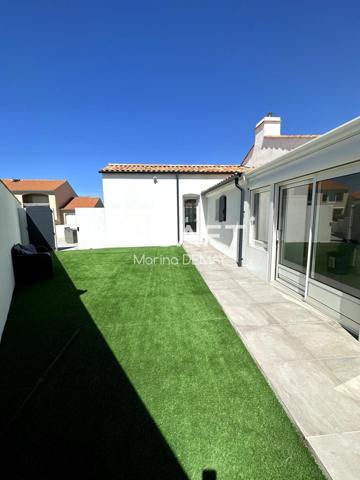 À deux pas des commerces : maison lumineuse   piscine