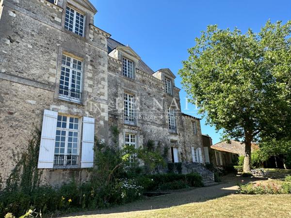 A l’Est de Nantes, Charmant Manoir du XVIIe siècle dans grand parc arboré