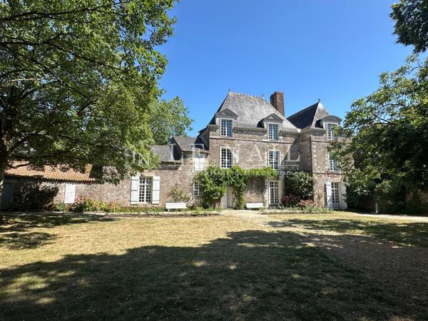 A l’Est de Nantes, Charmant Manoir du XVIIe siècle dans grand parc arboré