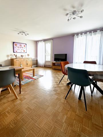 Grand Appartement de 2 pièces au dernier étage + Balcon + Pkg+ Cave!