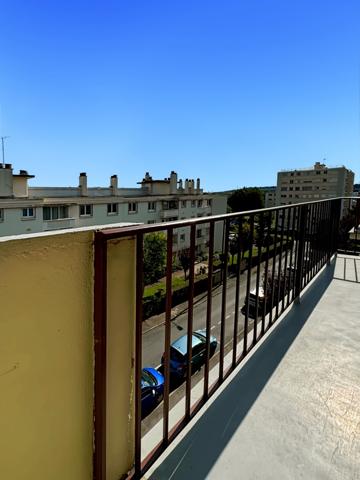 Grand Appartement de 2 pièces au dernier étage + Balcon + Pkg+ Cave!