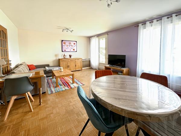 Grand Appartement de 2 pièces au dernier étage + Balcon + Pkg+ Cave!