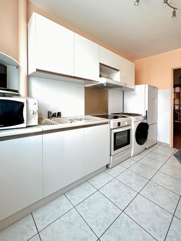 Grand Appartement de 2 pièces au dernier étage + Balcon + Pkg+ Cave!