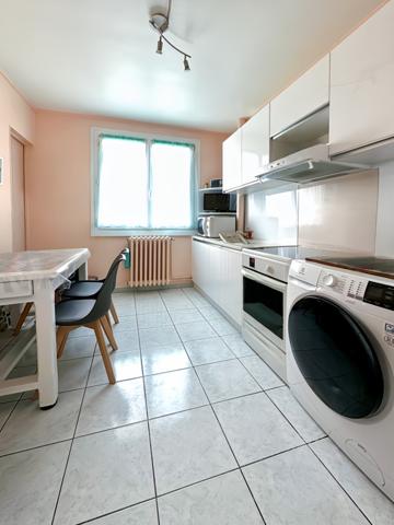 Grand Appartement de 2 pièces au dernier étage + Balcon + Pkg+ Cave!