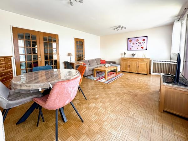 Grand Appartement de 2 pièces au dernier étage + Balcon + Pkg+ Cave!