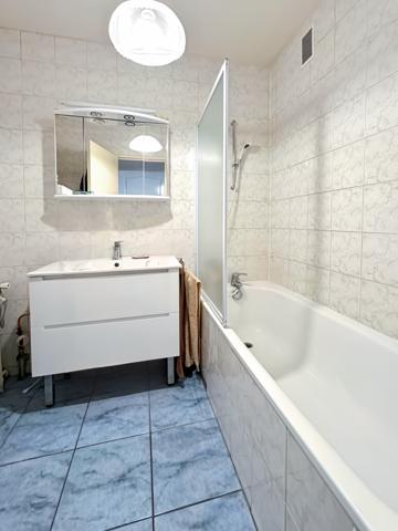 Grand Appartement de 2 pièces au dernier étage + Balcon + Pkg+ Cave!