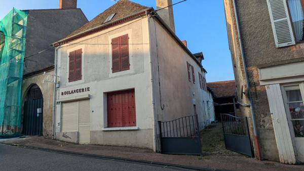 Immeuble à Saint Gerand Le Puy à rénover (commerce ou deux appartements)