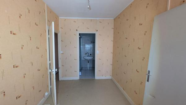 Immeuble à Saint Gerand Le Puy à rénover (commerce ou deux appartements)