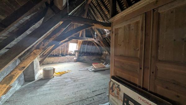 Immeuble à Saint Gerand Le Puy à rénover (commerce ou deux appartements)