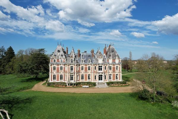 Somptueux château du XIXe siècle en Anjou classé Monument Historique