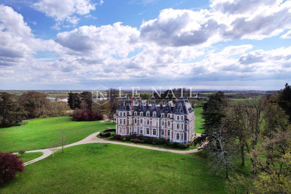 Somptueux château du XIXe siècle en Anjou classé Monument Historique