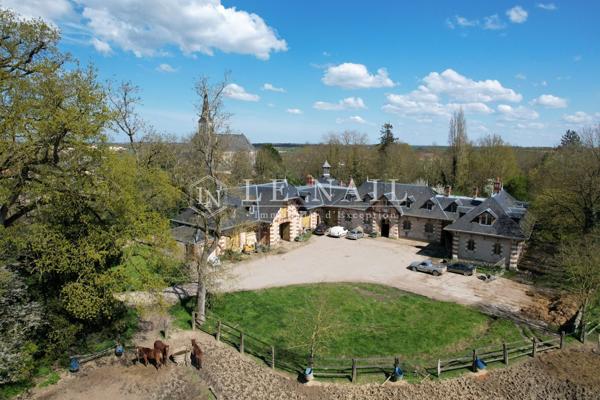 Somptueux château du XIXe siècle en Anjou classé Monument Historique
