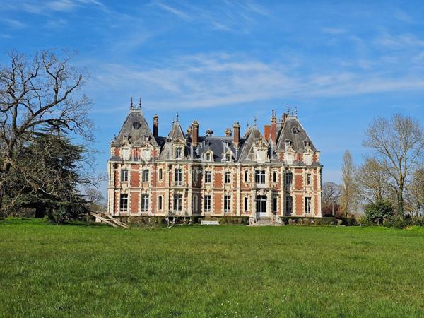 Somptueux château du XIXe siècle en Anjou classé Monument Historique