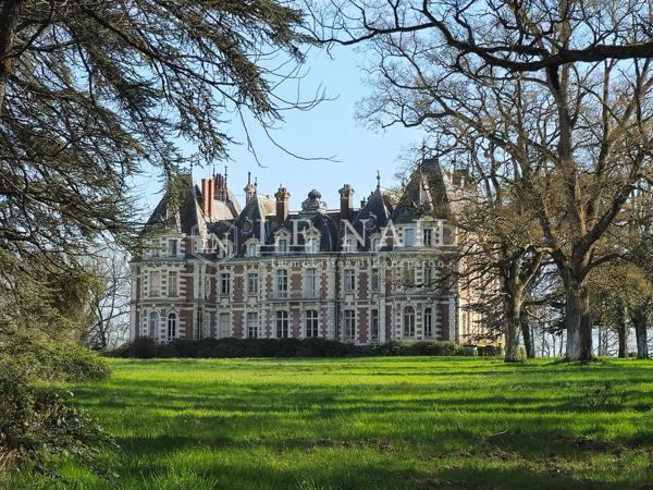 Somptueux château du XIXe siècle en Anjou classé Monument Historique