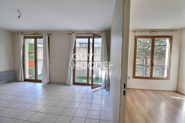 Grand Té avec balcon dans un bel immeuble récent