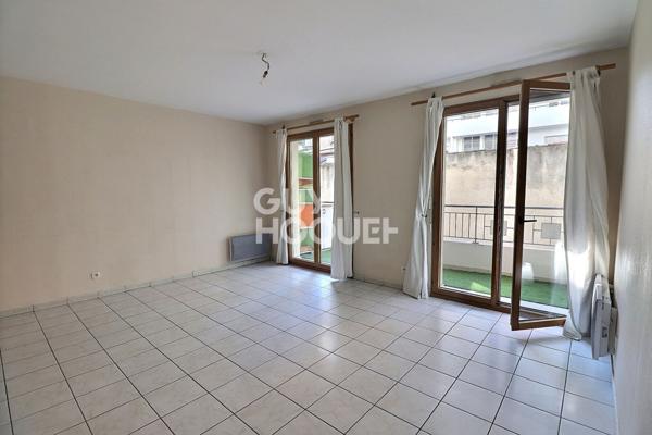 Grand Té avec balcon dans un bel immeuble récent