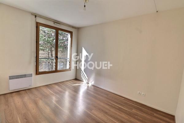 Grand Té avec balcon dans un bel immeuble récent