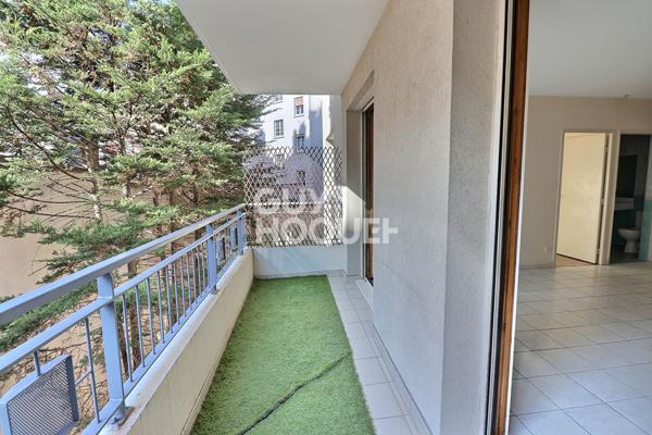 Grand Té avec balcon dans un bel immeuble récent