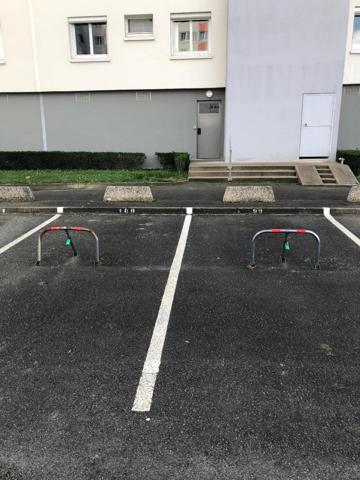 Parking / Garage à louer à Reze
