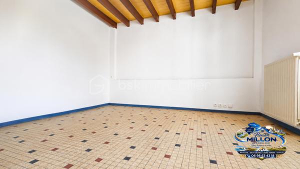 🏡 EXCLUSIVITÉ – ENSEMBLE IMMOBILIER DE 183 M² ENVIRON AVEC DEUX MAISONS INDÉPENDANTES

Situé sur la commune de Largeasse, cet ensemble immobilier offre une opportunité rare pour une famille, un investisseur ou un projet intergénérationnel.

Édifié sur une parcelle d'environ 1 600 m², il se compose de deux habitations indépendantes représentant une surface habitable totale d'environ 183 m².

La maison principale d'environ 103 m² comprend 4 pièces dont 3 chambres. Elle bénéficie d'un système de chauffage par pompe à chaleur assurant confort et maîtrise des consommations énergétiques.

La seconde maison d'environ 80 m², totalement indépendante, dispose également de 3 chambres. Elle constitue une excellente opportunité de revenu complémentaire avec un loyer estimé à 750 € par mois, ou peut convenir à un projet familial ou professionnel.

À l'extérieur, vous profiterez d'un terrain d'environ 1 600 m² offrant de nombreuses possibilités d'aménagement.

Les atouts :
✔ Deux maisons indépendantes
✔ Environ 183 m² habitables au total
✔ 6 chambres
✔ Pompe à chaleur sur la maison principale
✔ Potentiel locatif estimé à 750 €/mois
✔ Terrain d'environ 1 600 m²
✔ Idéal pour résidence principale avec revenu complémentaire
✔ Projet familial, investissement locatif ou accueil d'un proche

Une opportunité rare sur le secteur alliant confort de vie et potentiel de rentabilité.

📞 Pour tout renseignement complémentaire ou organiser une visite :

Florian Millon
BSK Immobilier
06 98 63 43 18
f.millon@bskimmobilier.com
