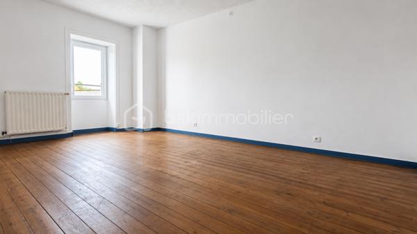 🏡 EXCLUSIVITÉ – ENSEMBLE IMMOBILIER DE 183 M² ENVIRON AVEC DEUX MAISONS INDÉPENDANTES

Situé sur la commune de Largeasse, cet ensemble immobilier offre une opportunité rare pour une famille, un investisseur ou un projet intergénérationnel.

Édifié sur une parcelle d'environ 1 600 m², il se compose de deux habitations indépendantes représentant une surface habitable totale d'environ 183 m².

La maison principale d'environ 103 m² comprend 4 pièces dont 3 chambres. Elle bénéficie d'un système de chauffage par pompe à chaleur assurant confort et maîtrise des consommations énergétiques.

La seconde maison d'environ 80 m², totalement indépendante, dispose également de 3 chambres. Elle constitue une excellente opportunité de revenu complémentaire avec un loyer estimé à 750 € par mois, ou peut convenir à un projet familial ou professionnel.

À l'extérieur, vous profiterez d'un terrain d'environ 1 600 m² offrant de nombreuses possibilités d'aménagement.

Les atouts :
✔ Deux maisons indépendantes
✔ Environ 183 m² habitables au total
✔ 6 chambres
✔ Pompe à chaleur sur la maison principale
✔ Potentiel locatif estimé à 750 €/mois
✔ Terrain d'environ 1 600 m²
✔ Idéal pour résidence principale avec revenu complémentaire
✔ Projet familial, investissement locatif ou accueil d'un proche

Une opportunité rare sur le secteur alliant confort de vie et potentiel de rentabilité.

📞 Pour tout renseignement complémentaire ou organiser une visite :

Florian Millon
BSK Immobilier
06 98 63 43 18
f.millon@bskimmobilier.com