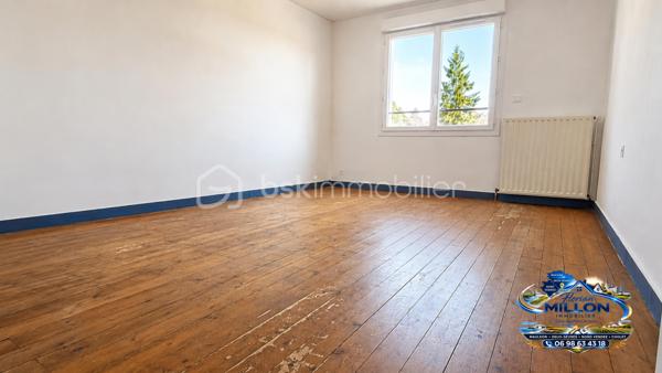 🏡 EXCLUSIVITÉ – ENSEMBLE IMMOBILIER DE 183 M² ENVIRON AVEC DEUX MAISONS INDÉPENDANTES

Situé sur la commune de Largeasse, cet ensemble immobilier offre une opportunité rare pour une famille, un investisseur ou un projet intergénérationnel.

Édifié sur une parcelle d'environ 1 600 m², il se compose de deux habitations indépendantes représentant une surface habitable totale d'environ 183 m².

La maison principale d'environ 103 m² comprend 4 pièces dont 3 chambres. Elle bénéficie d'un système de chauffage par pompe à chaleur assurant confort et maîtrise des consommations énergétiques.

La seconde maison d'environ 80 m², totalement indépendante, dispose également de 3 chambres. Elle constitue une excellente opportunité de revenu complémentaire avec un loyer estimé à 750 € par mois, ou peut convenir à un projet familial ou professionnel.

À l'extérieur, vous profiterez d'un terrain d'environ 1 600 m² offrant de nombreuses possibilités d'aménagement.

Les atouts :
✔ Deux maisons indépendantes
✔ Environ 183 m² habitables au total
✔ 6 chambres
✔ Pompe à chaleur sur la maison principale
✔ Potentiel locatif estimé à 750 €/mois
✔ Terrain d'environ 1 600 m²
✔ Idéal pour résidence principale avec revenu complémentaire
✔ Projet familial, investissement locatif ou accueil d'un proche

Une opportunité rare sur le secteur alliant confort de vie et potentiel de rentabilité.

📞 Pour tout renseignement complémentaire ou organiser une visite :

Florian Millon
BSK Immobilier
06 98 63 43 18
f.millon@bskimmobilier.com