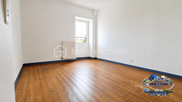 🏡 EXCLUSIVITÉ – ENSEMBLE IMMOBILIER DE 183 M² ENVIRON AVEC DEUX MAISONS INDÉPENDANTES

Situé sur la commune de Largeasse, cet ensemble immobilier offre une opportunité rare pour une famille, un investisseur ou un projet intergénérationnel.

Édifié sur une parcelle d'environ 1 600 m², il se compose de deux habitations indépendantes représentant une surface habitable totale d'environ 183 m².

La maison principale d'environ 103 m² comprend 4 pièces dont 3 chambres. Elle bénéficie d'un système de chauffage par pompe à chaleur assurant confort et maîtrise des consommations énergétiques.

La seconde maison d'environ 80 m², totalement indépendante, dispose également de 3 chambres. Elle constitue une excellente opportunité de revenu complémentaire avec un loyer estimé à 750 € par mois, ou peut convenir à un projet familial ou professionnel.

À l'extérieur, vous profiterez d'un terrain d'environ 1 600 m² offrant de nombreuses possibilités d'aménagement.

Les atouts :
✔ Deux maisons indépendantes
✔ Environ 183 m² habitables au total
✔ 6 chambres
✔ Pompe à chaleur sur la maison principale
✔ Potentiel locatif estimé à 750 €/mois
✔ Terrain d'environ 1 600 m²
✔ Idéal pour résidence principale avec revenu complémentaire
✔ Projet familial, investissement locatif ou accueil d'un proche

Une opportunité rare sur le secteur alliant confort de vie et potentiel de rentabilité.

📞 Pour tout renseignement complémentaire ou organiser une visite :

Florian Millon
BSK Immobilier
06 98 63 43 18
f.millon@bskimmobilier.com