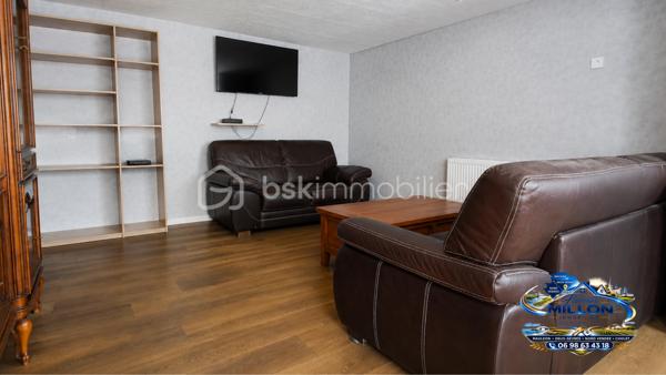 🏡 EXCLUSIVITÉ – ENSEMBLE IMMOBILIER DE 183 M² ENVIRON AVEC DEUX MAISONS INDÉPENDANTES

Situé sur la commune de Largeasse, cet ensemble immobilier offre une opportunité rare pour une famille, un investisseur ou un projet intergénérationnel.

Édifié sur une parcelle d'environ 1 600 m², il se compose de deux habitations indépendantes représentant une surface habitable totale d'environ 183 m².

La maison principale d'environ 103 m² comprend 4 pièces dont 3 chambres. Elle bénéficie d'un système de chauffage par pompe à chaleur assurant confort et maîtrise des consommations énergétiques.

La seconde maison d'environ 80 m², totalement indépendante, dispose également de 3 chambres. Elle constitue une excellente opportunité de revenu complémentaire avec un loyer estimé à 750 € par mois, ou peut convenir à un projet familial ou professionnel.

À l'extérieur, vous profiterez d'un terrain d'environ 1 600 m² offrant de nombreuses possibilités d'aménagement.

Les atouts :
✔ Deux maisons indépendantes
✔ Environ 183 m² habitables au total
✔ 6 chambres
✔ Pompe à chaleur sur la maison principale
✔ Potentiel locatif estimé à 750 €/mois
✔ Terrain d'environ 1 600 m²
✔ Idéal pour résidence principale avec revenu complémentaire
✔ Projet familial, investissement locatif ou accueil d'un proche

Une opportunité rare sur le secteur alliant confort de vie et potentiel de rentabilité.

📞 Pour tout renseignement complémentaire ou organiser une visite :

Florian Millon
BSK Immobilier
06 98 63 43 18
f.millon@bskimmobilier.com