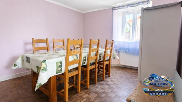 🏡 EXCLUSIVITÉ – ENSEMBLE IMMOBILIER DE 183 M² ENVIRON AVEC DEUX MAISONS INDÉPENDANTES

Situé sur la commune de Largeasse, cet ensemble immobilier offre une opportunité rare pour une famille, un investisseur ou un projet intergénérationnel.

Édifié sur une parcelle d'environ 1 600 m², il se compose de deux habitations indépendantes représentant une surface habitable totale d'environ 183 m².

La maison principale d'environ 103 m² comprend 4 pièces dont 3 chambres. Elle bénéficie d'un système de chauffage par pompe à chaleur assurant confort et maîtrise des consommations énergétiques.

La seconde maison d'environ 80 m², totalement indépendante, dispose également de 3 chambres. Elle constitue une excellente opportunité de revenu complémentaire avec un loyer estimé à 750 € par mois, ou peut convenir à un projet familial ou professionnel.

À l'extérieur, vous profiterez d'un terrain d'environ 1 600 m² offrant de nombreuses possibilités d'aménagement.

Les atouts :
✔ Deux maisons indépendantes
✔ Environ 183 m² habitables au total
✔ 6 chambres
✔ Pompe à chaleur sur la maison principale
✔ Potentiel locatif estimé à 750 €/mois
✔ Terrain d'environ 1 600 m²
✔ Idéal pour résidence principale avec revenu complémentaire
✔ Projet familial, investissement locatif ou accueil d'un proche

Une opportunité rare sur le secteur alliant confort de vie et potentiel de rentabilité.

📞 Pour tout renseignement complémentaire ou organiser une visite :

Florian Millon
BSK Immobilier
06 98 63 43 18
f.millon@bskimmobilier.com