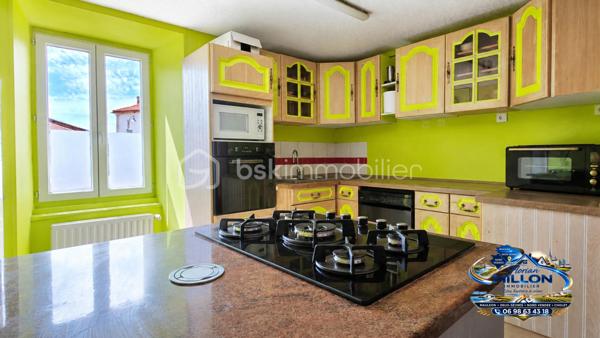 🏡 EXCLUSIVITÉ – ENSEMBLE IMMOBILIER DE 183 M² ENVIRON AVEC DEUX MAISONS INDÉPENDANTES

Situé sur la commune de Largeasse, cet ensemble immobilier offre une opportunité rare pour une famille, un investisseur ou un projet intergénérationnel.

Édifié sur une parcelle d'environ 1 600 m², il se compose de deux habitations indépendantes représentant une surface habitable totale d'environ 183 m².

La maison principale d'environ 103 m² comprend 4 pièces dont 3 chambres. Elle bénéficie d'un système de chauffage par pompe à chaleur assurant confort et maîtrise des consommations énergétiques.

La seconde maison d'environ 80 m², totalement indépendante, dispose également de 3 chambres. Elle constitue une excellente opportunité de revenu complémentaire avec un loyer estimé à 750 € par mois, ou peut convenir à un projet familial ou professionnel.

À l'extérieur, vous profiterez d'un terrain d'environ 1 600 m² offrant de nombreuses possibilités d'aménagement.

Les atouts :
✔ Deux maisons indépendantes
✔ Environ 183 m² habitables au total
✔ 6 chambres
✔ Pompe à chaleur sur la maison principale
✔ Potentiel locatif estimé à 750 €/mois
✔ Terrain d'environ 1 600 m²
✔ Idéal pour résidence principale avec revenu complémentaire
✔ Projet familial, investissement locatif ou accueil d'un proche

Une opportunité rare sur le secteur alliant confort de vie et potentiel de rentabilité.

📞 Pour tout renseignement complémentaire ou organiser une visite :

Florian Millon
BSK Immobilier
06 98 63 43 18
f.millon@bskimmobilier.com