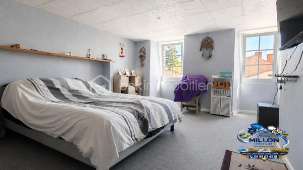 🏡 EXCLUSIVITÉ – ENSEMBLE IMMOBILIER DE 183 M² ENVIRON AVEC DEUX MAISONS INDÉPENDANTES

Situé sur la commune de Largeasse, cet ensemble immobilier offre une opportunité rare pour une famille, un investisseur ou un projet intergénérationnel.

Édifié sur une parcelle d'environ 1 600 m², il se compose de deux habitations indépendantes représentant une surface habitable totale d'environ 183 m².

La maison principale d'environ 103 m² comprend 4 pièces dont 3 chambres. Elle bénéficie d'un système de chauffage par pompe à chaleur assurant confort et maîtrise des consommations énergétiques.

La seconde maison d'environ 80 m², totalement indépendante, dispose également de 3 chambres. Elle constitue une excellente opportunité de revenu complémentaire avec un loyer estimé à 750 € par mois, ou peut convenir à un projet familial ou professionnel.

À l'extérieur, vous profiterez d'un terrain d'environ 1 600 m² offrant de nombreuses possibilités d'aménagement.

Les atouts :
✔ Deux maisons indépendantes
✔ Environ 183 m² habitables au total
✔ 6 chambres
✔ Pompe à chaleur sur la maison principale
✔ Potentiel locatif estimé à 750 €/mois
✔ Terrain d'environ 1 600 m²
✔ Idéal pour résidence principale avec revenu complémentaire
✔ Projet familial, investissement locatif ou accueil d'un proche

Une opportunité rare sur le secteur alliant confort de vie et potentiel de rentabilité.

📞 Pour tout renseignement complémentaire ou organiser une visite :

Florian Millon
BSK Immobilier
06 98 63 43 18
f.millon@bskimmobilier.com