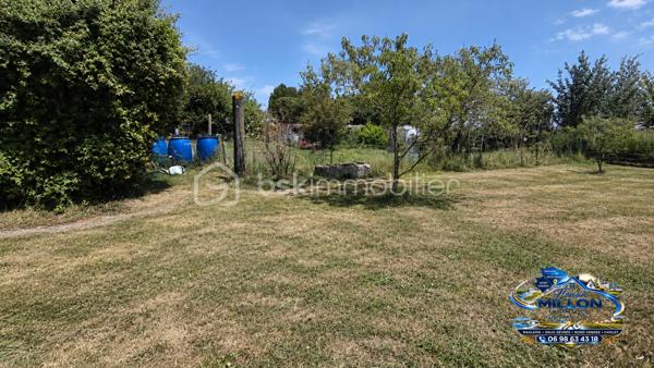 🏡 EXCLUSIVITÉ – ENSEMBLE IMMOBILIER DE 183 M² ENVIRON AVEC DEUX MAISONS INDÉPENDANTES

Situé sur la commune de Largeasse, cet ensemble immobilier offre une opportunité rare pour une famille, un investisseur ou un projet intergénérationnel.

Édifié sur une parcelle d'environ 1 600 m², il se compose de deux habitations indépendantes représentant une surface habitable totale d'environ 183 m².

La maison principale d'environ 103 m² comprend 4 pièces dont 3 chambres. Elle bénéficie d'un système de chauffage par pompe à chaleur assurant confort et maîtrise des consommations énergétiques.

La seconde maison d'environ 80 m², totalement indépendante, dispose également de 3 chambres. Elle constitue une excellente opportunité de revenu complémentaire avec un loyer estimé à 750 € par mois, ou peut convenir à un projet familial ou professionnel.

À l'extérieur, vous profiterez d'un terrain d'environ 1 600 m² offrant de nombreuses possibilités d'aménagement.

Les atouts :
✔ Deux maisons indépendantes
✔ Environ 183 m² habitables au total
✔ 6 chambres
✔ Pompe à chaleur sur la maison principale
✔ Potentiel locatif estimé à 750 €/mois
✔ Terrain d'environ 1 600 m²
✔ Idéal pour résidence principale avec revenu complémentaire
✔ Projet familial, investissement locatif ou accueil d'un proche

Une opportunité rare sur le secteur alliant confort de vie et potentiel de rentabilité.

📞 Pour tout renseignement complémentaire ou organiser une visite :

Florian Millon
BSK Immobilier
06 98 63 43 18
f.millon@bskimmobilier.com