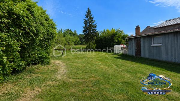 🏡 EXCLUSIVITÉ – ENSEMBLE IMMOBILIER DE 183 M² ENVIRON AVEC DEUX MAISONS INDÉPENDANTES

Situé sur la commune de Largeasse, cet ensemble immobilier offre une opportunité rare pour une famille, un investisseur ou un projet intergénérationnel.

Édifié sur une parcelle d'environ 1 600 m², il se compose de deux habitations indépendantes représentant une surface habitable totale d'environ 183 m².

La maison principale d'environ 103 m² comprend 4 pièces dont 3 chambres. Elle bénéficie d'un système de chauffage par pompe à chaleur assurant confort et maîtrise des consommations énergétiques.

La seconde maison d'environ 80 m², totalement indépendante, dispose également de 3 chambres. Elle constitue une excellente opportunité de revenu complémentaire avec un loyer estimé à 750 € par mois, ou peut convenir à un projet familial ou professionnel.

À l'extérieur, vous profiterez d'un terrain d'environ 1 600 m² offrant de nombreuses possibilités d'aménagement.

Les atouts :
✔ Deux maisons indépendantes
✔ Environ 183 m² habitables au total
✔ 6 chambres
✔ Pompe à chaleur sur la maison principale
✔ Potentiel locatif estimé à 750 €/mois
✔ Terrain d'environ 1 600 m²
✔ Idéal pour résidence principale avec revenu complémentaire
✔ Projet familial, investissement locatif ou accueil d'un proche

Une opportunité rare sur le secteur alliant confort de vie et potentiel de rentabilité.

📞 Pour tout renseignement complémentaire ou organiser une visite :

Florian Millon
BSK Immobilier
06 98 63 43 18
f.millon@bskimmobilier.com
