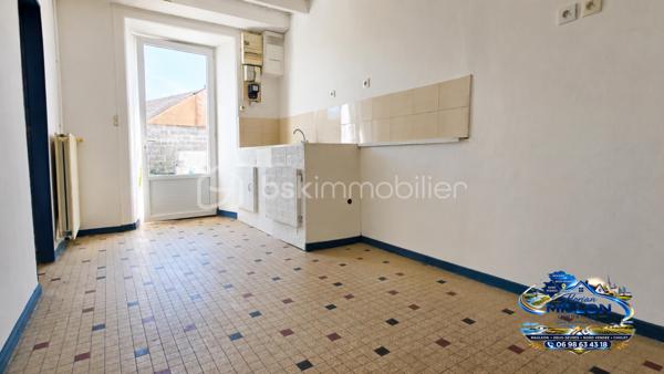 🏡 EXCLUSIVITÉ – ENSEMBLE IMMOBILIER DE 183 M² ENVIRON AVEC DEUX MAISONS INDÉPENDANTES

Situé sur la commune de Largeasse, cet ensemble immobilier offre une opportunité rare pour une famille, un investisseur ou un projet intergénérationnel.

Édifié sur une parcelle d'environ 1 600 m², il se compose de deux habitations indépendantes représentant une surface habitable totale d'environ 183 m².

La maison principale d'environ 103 m² comprend 4 pièces dont 3 chambres. Elle bénéficie d'un système de chauffage par pompe à chaleur assurant confort et maîtrise des consommations énergétiques.

La seconde maison d'environ 80 m², totalement indépendante, dispose également de 3 chambres. Elle constitue une excellente opportunité de revenu complémentaire avec un loyer estimé à 750 € par mois, ou peut convenir à un projet familial ou professionnel.

À l'extérieur, vous profiterez d'un terrain d'environ 1 600 m² offrant de nombreuses possibilités d'aménagement.

Les atouts :
✔ Deux maisons indépendantes
✔ Environ 183 m² habitables au total
✔ 6 chambres
✔ Pompe à chaleur sur la maison principale
✔ Potentiel locatif estimé à 750 €/mois
✔ Terrain d'environ 1 600 m²
✔ Idéal pour résidence principale avec revenu complémentaire
✔ Projet familial, investissement locatif ou accueil d'un proche

Une opportunité rare sur le secteur alliant confort de vie et potentiel de rentabilité.

📞 Pour tout renseignement complémentaire ou organiser une visite :

Florian Millon
BSK Immobilier
06 98 63 43 18
f.millon@bskimmobilier.com